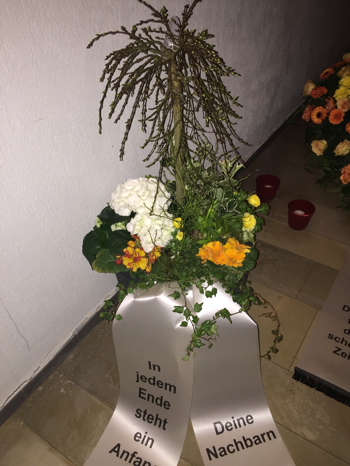 Saisonale Pflanzschale liebevoll gestaltet