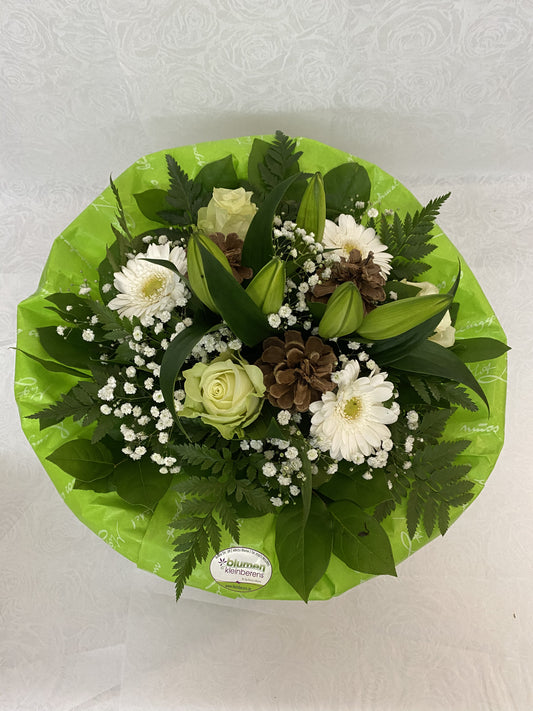 Blumenstrauß der Saison in weiß
