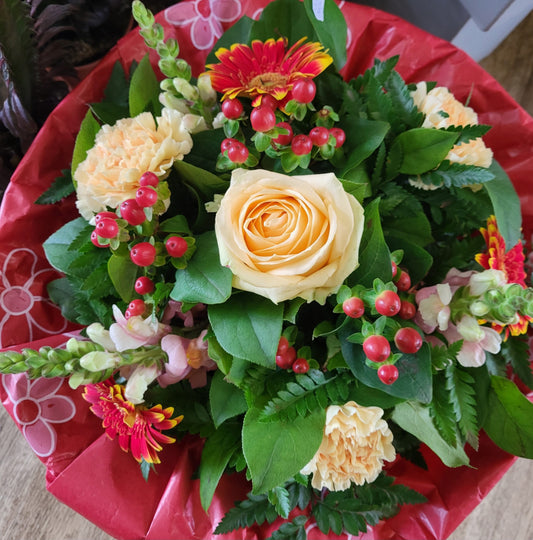 Blumenstrauß in in lachs mit roten Akzenten