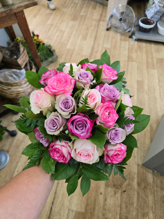Blumenstrauß aus gemischten Rosen in rosa pink und lila